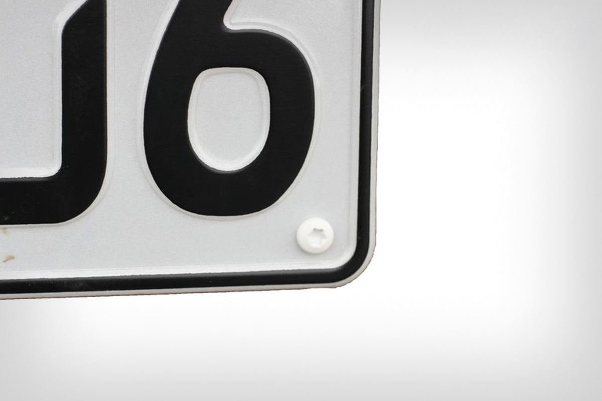 Färgade registreringsskyltskruvar rostfritt stål M4,8x16 6-pack
