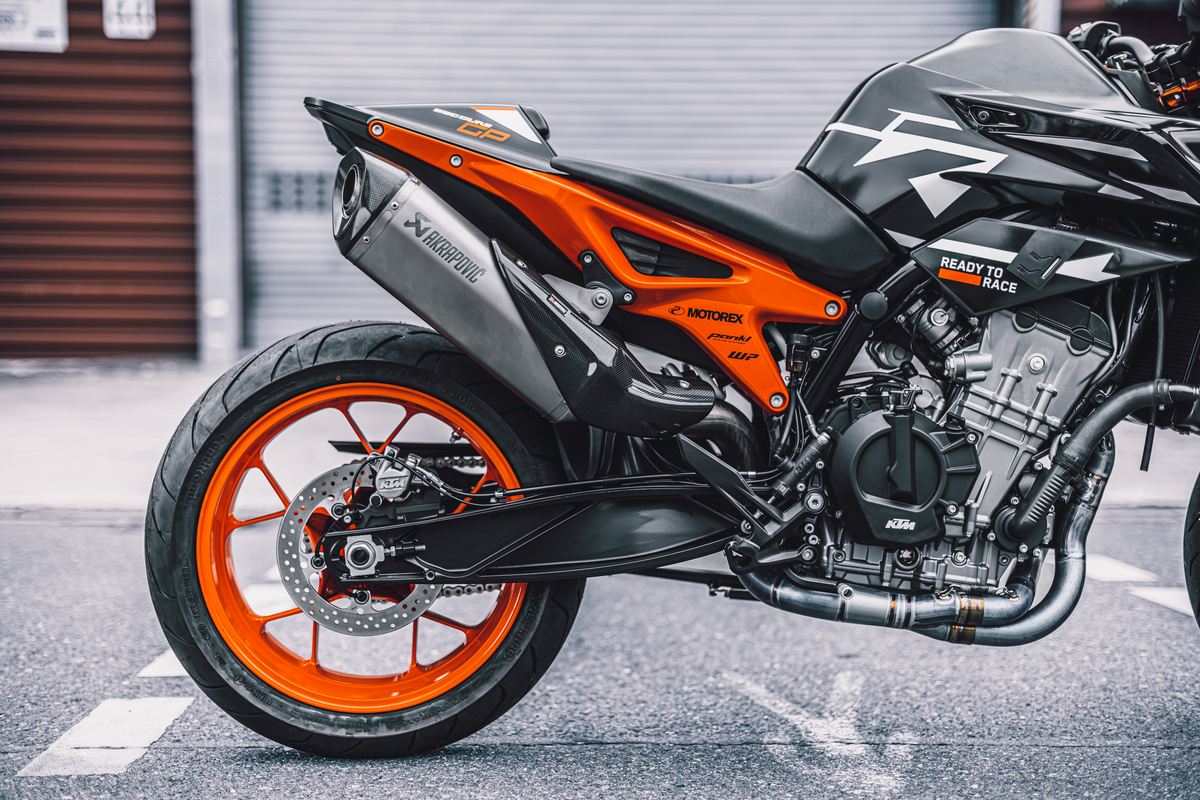 Akrapovi#-Kit ''Evolution Line''