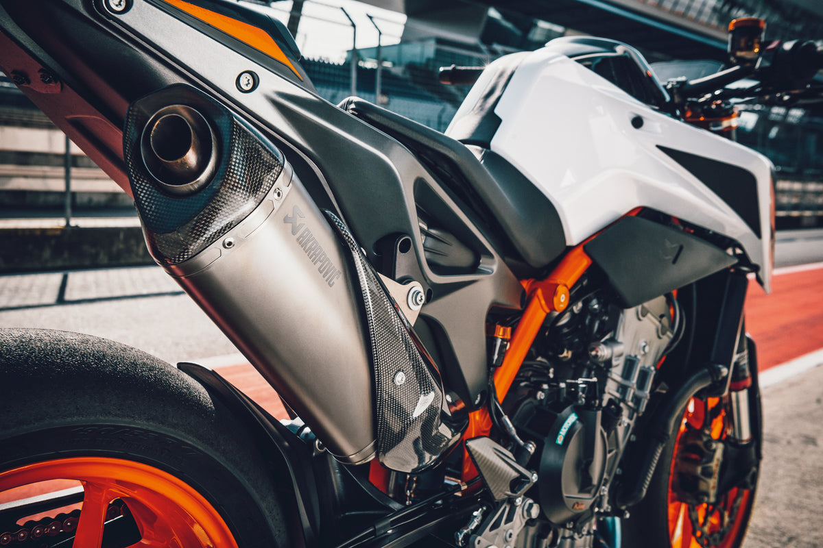 Akrapovi#-Kit ''Evolution Line''